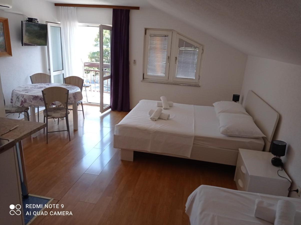 Apartments Mihovil โอมิช ภายนอก รูปภาพ